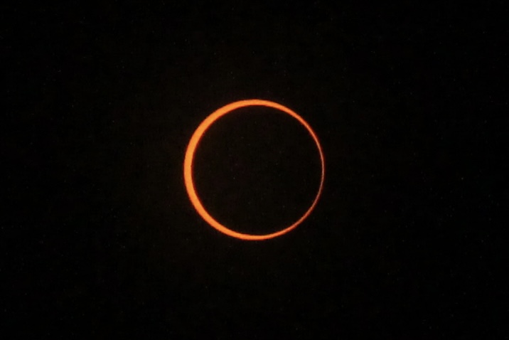 https://commons.wikimedia.org/wiki/File:Annular_solar_eclipse.jpg 