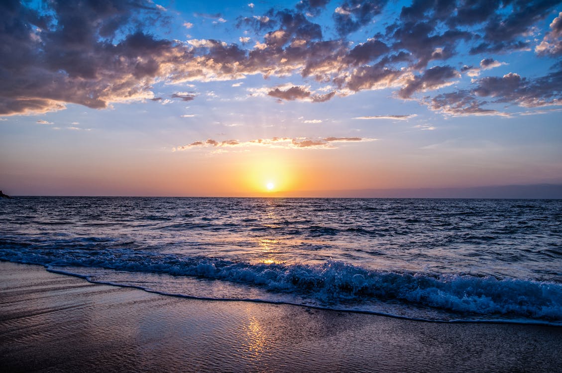 https://www.pexels.com/photo/beach-during-sunset-635279/