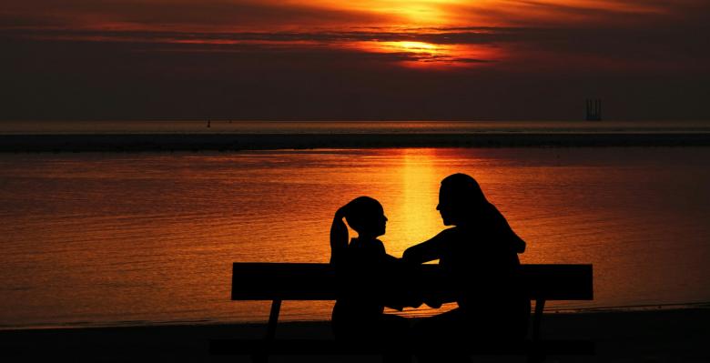 https://www.stockvault.net/photo/252634/mother-and-daughter-at-sunset