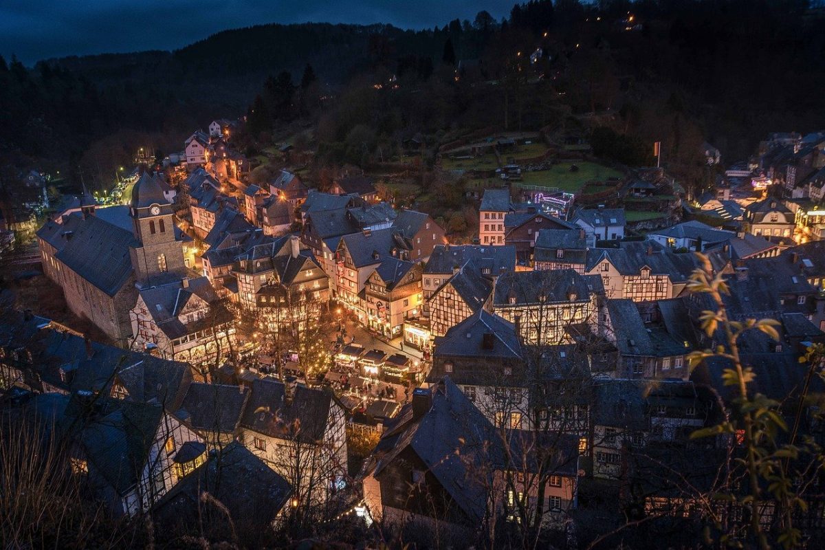 https://pixabay.com/photos/town-festive-season-monschau-winter-7590138/