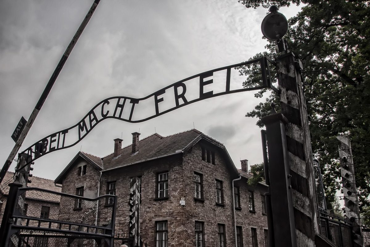 https://pixabay.com/photos/auschwitz-i-enlightenment-poland-3671389/